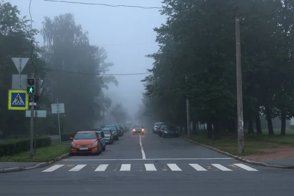 Samochody Drodze Podczas Mgły — Zdjęcie stockowe