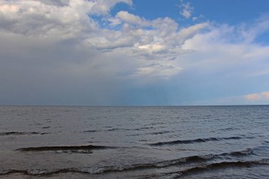 bulutlar ve yağmur ufukta ile deniz manzara