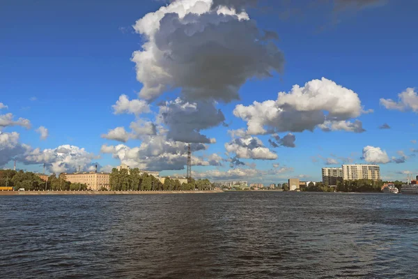Cielo Nublado Sobre Río —  Fotos de Stock