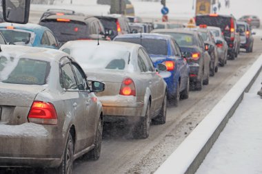 trafik sıkışıklığı kar fırtınaları sırasında