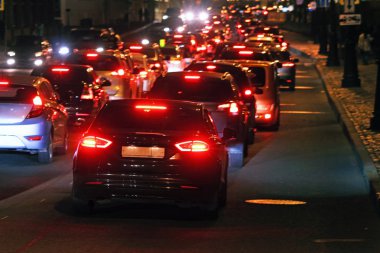 trafik jam bir gecede sokak