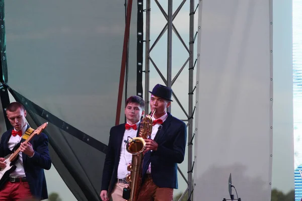 Vasileostrovsky 地区の日に吹奏楽団のパフォーマンスを開くと 2018 日公開 — ストック写真