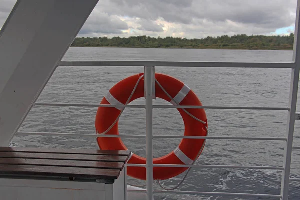 船のデッキにオレンジ色の救命浮環 — ストック写真