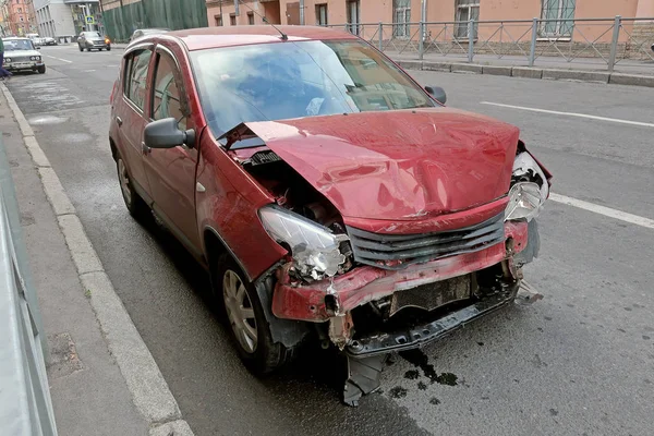 Carro Vermelho Partido Após Acidente — Fotografia de Stock
