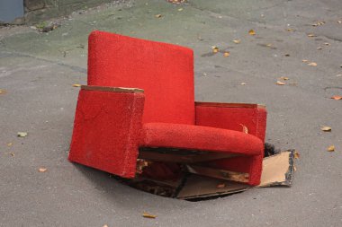 çukurda kırmızı sandalye