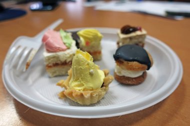 Plastik tabakta küçük kek