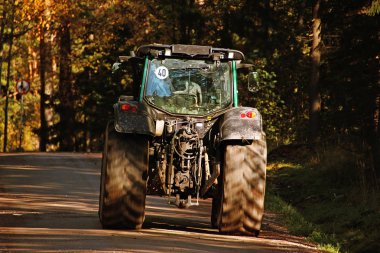 bir orman yolu sürüş traktör