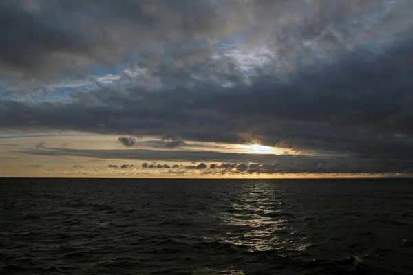 Nascer Sol Nas Nuvens Sobre Oceano Com Destaques Água — Fotografia de Stock