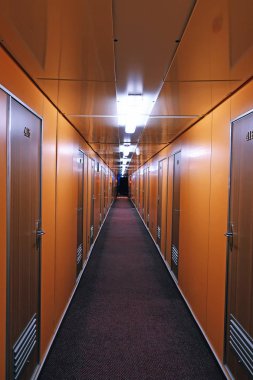 Uzun Turuncu koridor kapıları ile