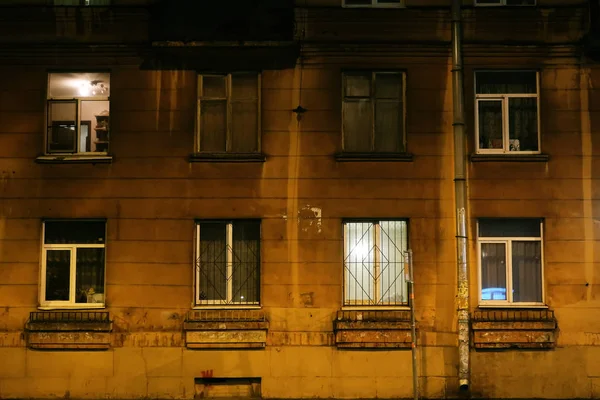 Bir Gece Apartman Işıklı Windows — Stok fotoğraf