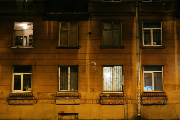 Bir gece apartman ışıklı windows