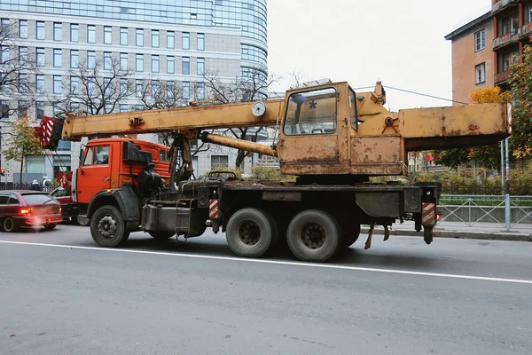 道路上的卡车起重机 — 图库照片