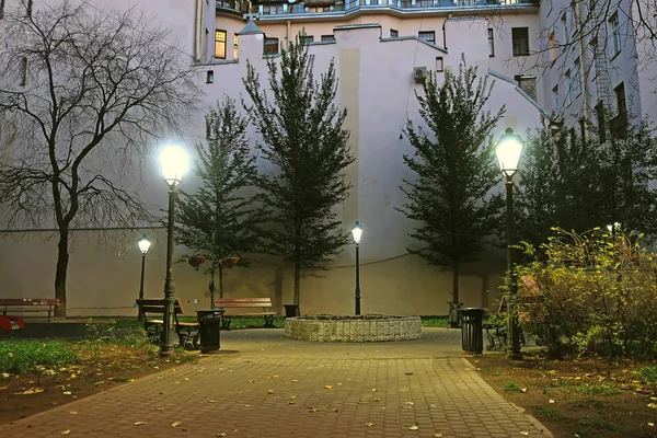 夜の町の広場で — ストック写真