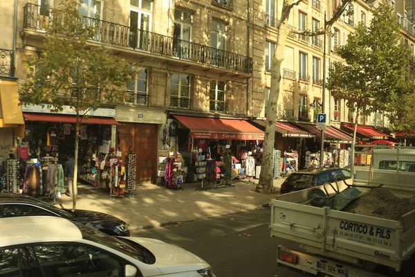 Octubre 2017 París Francia Tráfico Automóviles Una Calle Ciudad — Foto de Stock