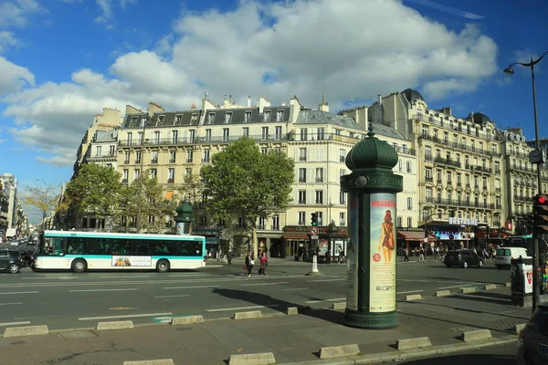 13 Ekim 2017 Fransa, Paris, trafik bir şehir sokakta