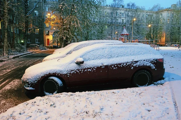 Припаркованные Машины Покрытые Снегом После Метели — стоковое фото