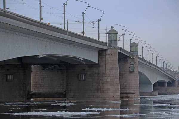 Ponte Sobre Rio Com Flutuantes Gelo Floes — Fotografia de Stock