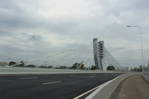 Jembatan Kabel Kosong Bawah Langit Mendung — Stok Foto