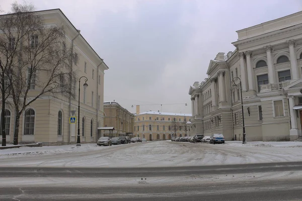 Städtische Schneebedeckte Fläche Mit Geparkten Autos — Stockfoto