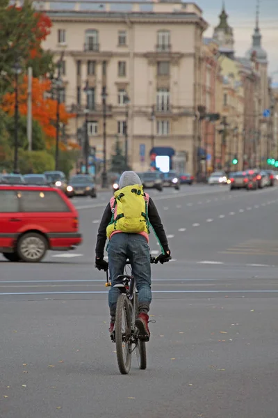 Radfahrer Mit Gelbem Rucksack Unterwegs — Stockfoto