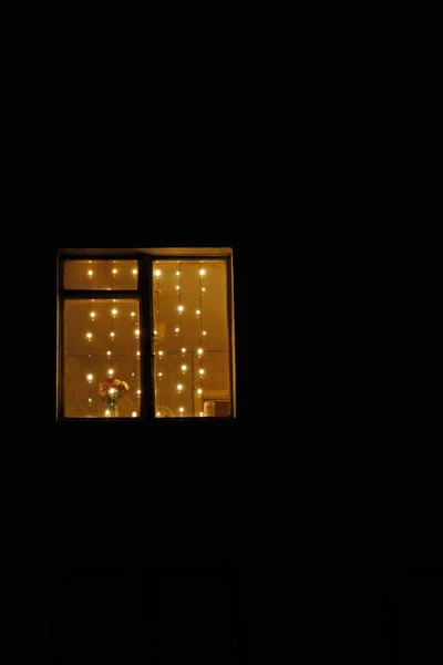 Égő Girland Ablakon Ház — Stock Fotó