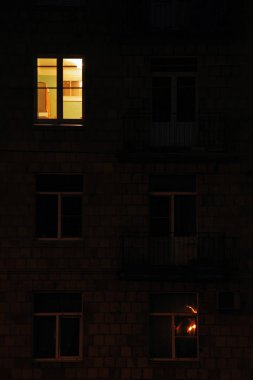 karanlıkta yalnız pencere yaktı