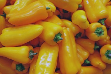 çok olgunlaşmış meyve sarı biber dağınık