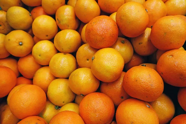 Verstreute Reife Gelbe Saftige Mandarinen — Stockfoto