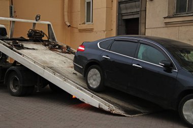 bir araba çekici üzerine yükleme