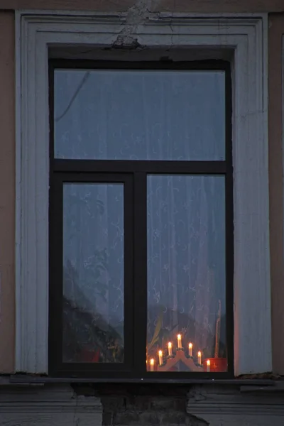 Elektrischer Kerzenständer Fenster — Stockfoto