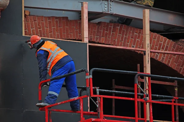 Trabalhador Uniformizado Com Capacete Construção Fixando Escudo Canteiro Obras — Fotografia de Stock