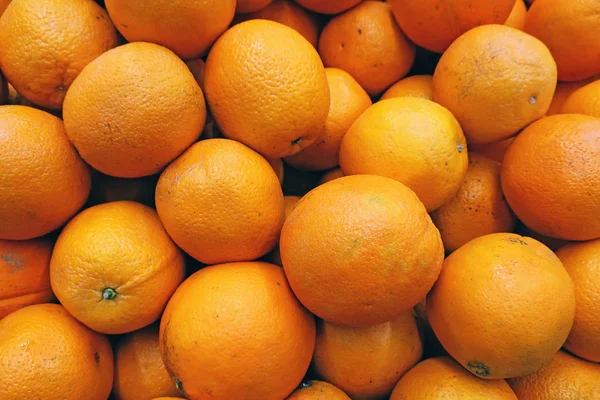 Verstreute Reife Gelbe Saftige Orangen Auf Dem Tresen Des Marktes — Stockfoto