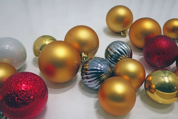 Dispersos Bolas Navidad Multicolores Sobre Fondo Blanco —  Fotos de Stock