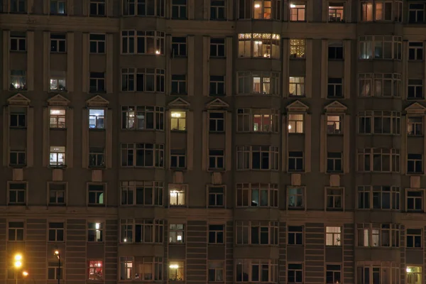 Kivilágított Éjszakai Windows Házak — Stock Fotó