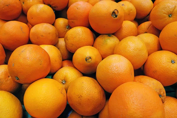 Verstreute Reife Gelbe Saftige Orangen Auf Dem Tresen Des Marktes — Stockfoto