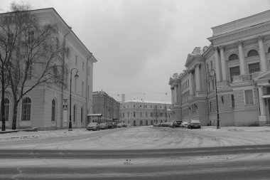 siyah ve beyaz kentsel kar kapalı alan Park edilmiş arabalar ile