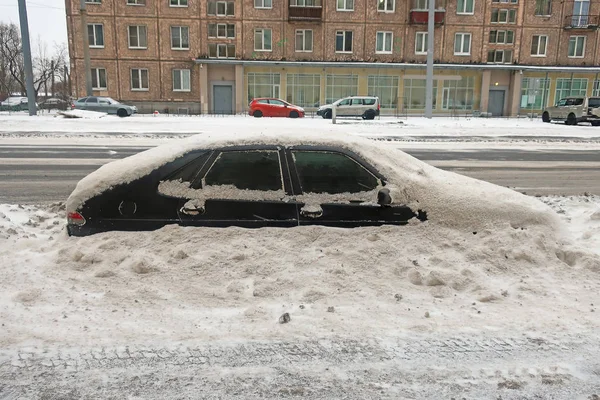 Припаркованный Автомобиль Покрытый Снегом Обочине Зимней Дороги — стоковое фото