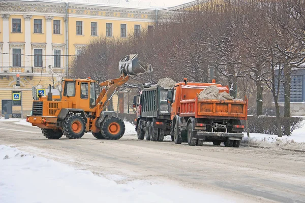 Трактор Убирающий Снег Улицы Большие Грузовики Улице Зимнего Города — стоковое фото