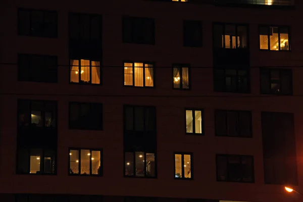 Ventanas Nocturnas Del Edificio Residencial Gran Altura Zona Noche Ciudad —  Fotos de Stock