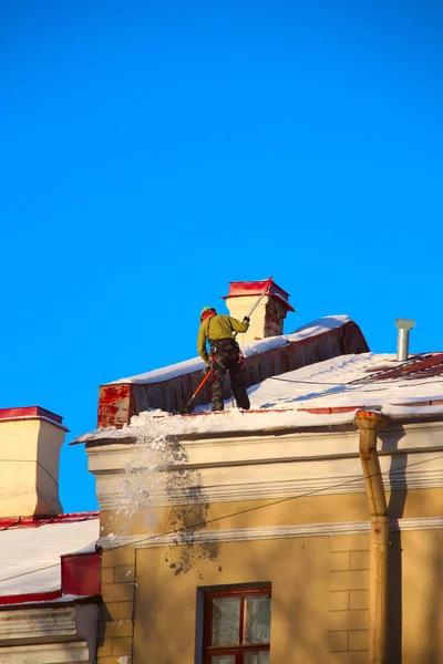 Industrial Climber Shoveling Snow Roof — Stock Photo, Image