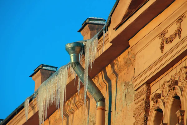 Brilhantes Icicles Pendurados Telhado — Fotografia de Stock