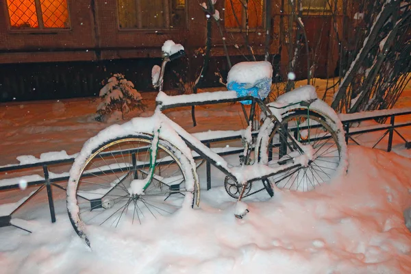 Bicicleta Estacionada Cubierta Nieve Por Noche Durante Una Nevada — Foto de Stock