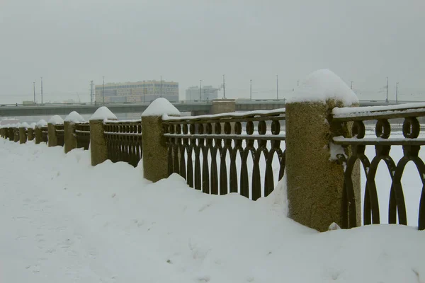 Pokryte Śniegiem Ogrodzenia Nasyp Miasta — Zdjęcie stockowe