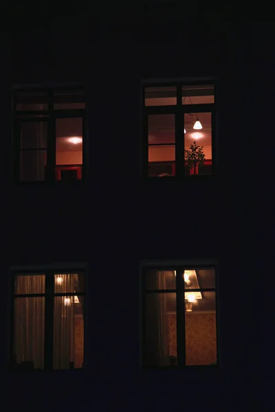 Apartman Ház Ablakok Éjjel — Stock Fotó