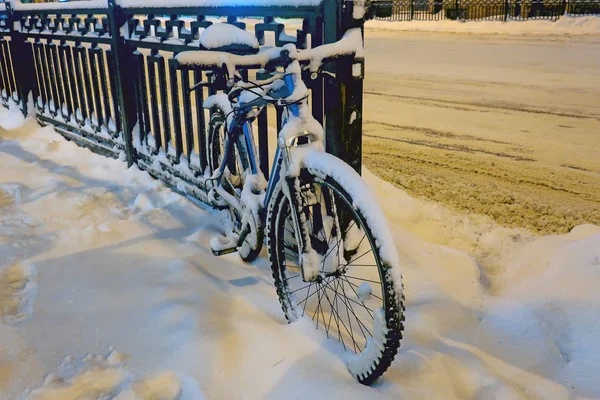Bicicleta Coberta Neve Estacionada Cerca — Fotografia de Stock
