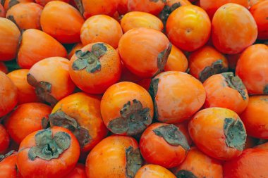 Trabzon hurması üstünde belgili tanımlık sayaç deposundaki bir sürü