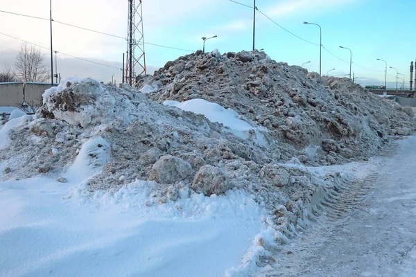 Yol Boyunca Yüksek Sürüklenir — Stok fotoğraf