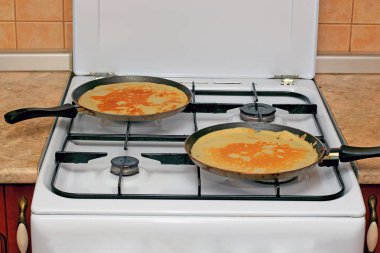 iki sıcak krep yerken üzerine soba üzerinde iki tava