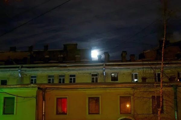 Полная Луна Среди Облаков Темном Небе Над Крышами Ночного Города — стоковое фото