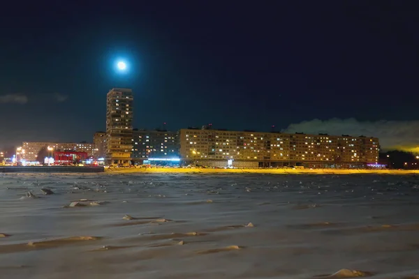 Полная Луна Небе Над Зимним Городом Замерзшей Рекой — стоковое фото